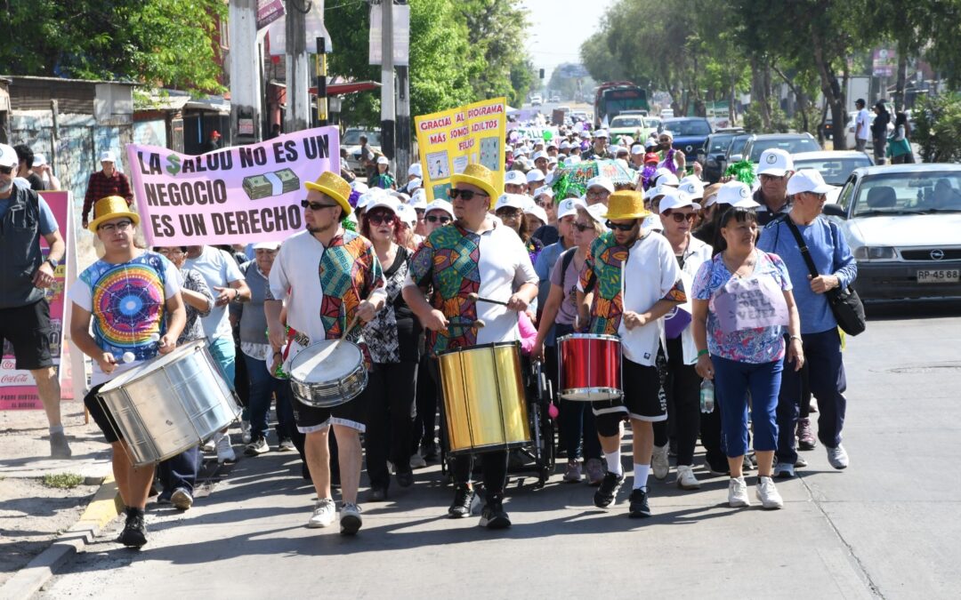 El Bosque convocó a cientos de adultos mayores en masiva caminata comunal